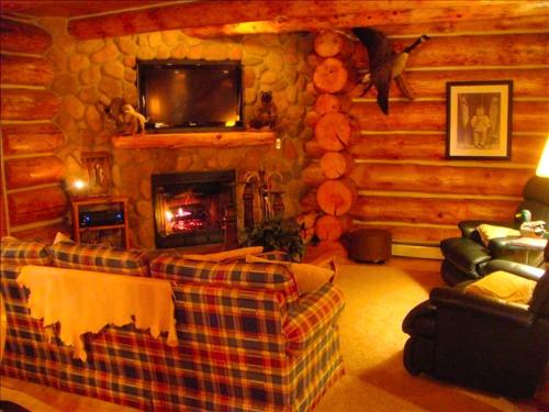 Khu vực ghế ngồi tại Custom-Built Family Cabin in Manistee National Forest, Michigan