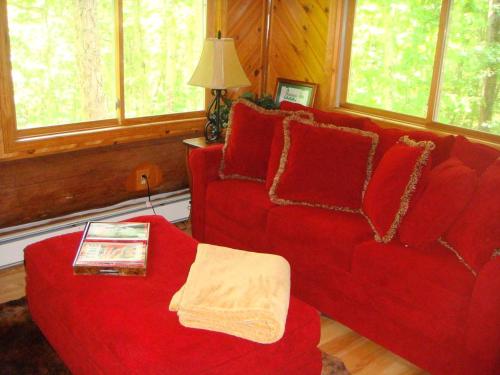 Khu vực ghế ngồi tại Custom-Built Family Cabin in Manistee National Forest, Michigan