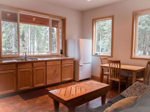 Kuchyň nebo kuchyňský kout v ubytování Charming Cabin Rental Surrounded by Chugach National Forest, Alaska