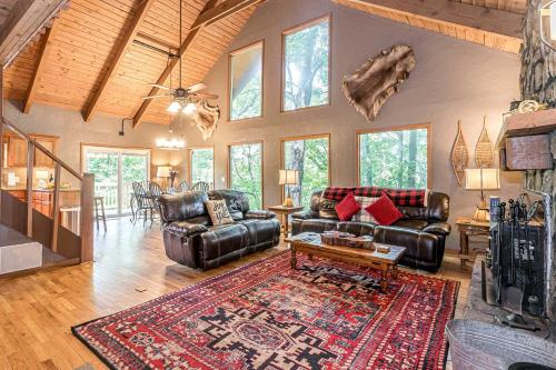 NacoocheeにあるBelle of the Mountain, Panoramic Year Round Mountain View, Crow's Nest, Games in Sautee Nacoochee, Georgiaのリビングルーム(革張りの家具、ラグ付)