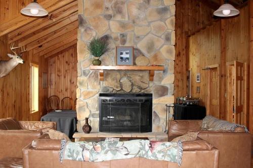 Φωτογραφία από το άλμπουμ του Mountain Cabin Lodge with Large Deck and Panoramic Views in West Virginia σε Monterville