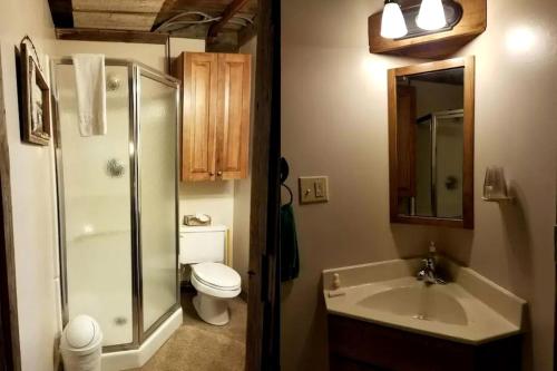 Een badkamer bij Spacious Vacation Rental for 22 Guests in a Rural Setting in Montezuma, Iowa