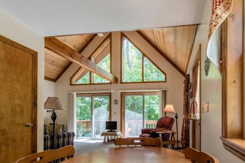 una sala de estar con un gran techo abovedado con ventanas en Secluded West Virginia Cabin Rental on the Edge of Monongahela National Forest, en Riverton