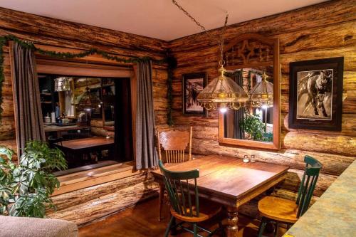 Χώρος καθιστικού στο Cozy and Intimate Cabin Rental near Livingston for a Romantic Getaway in Montana