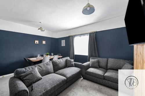 Peasenhallにある4BR House-Sizewell-Aldeburgh-Southwoldのソファとテーブルのあるリビングルーム