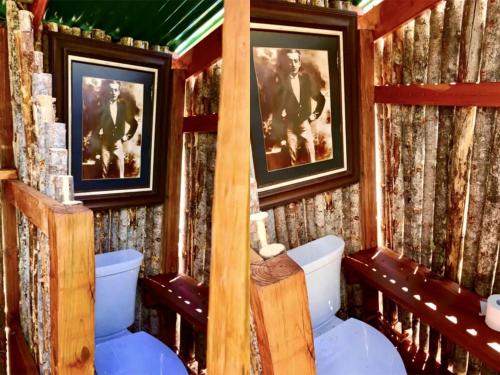 Posezení v ubytování Rustic Tree House Rental with a Fire Pit in Bernalillo County, New Mexico