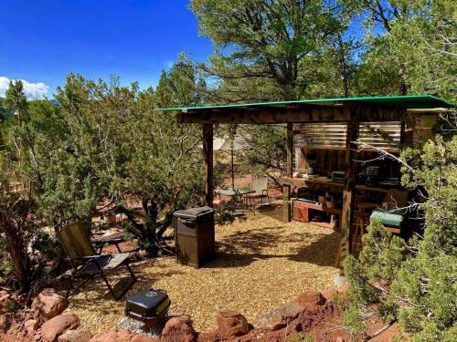 Zahrada ubytování Rustic Tree House Rental with a Fire Pit in Bernalillo County, New Mexico