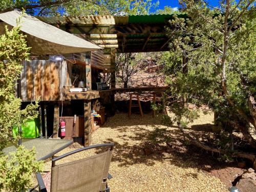 Zahrada ubytování Rustic Tree House Rental with a Fire Pit in Bernalillo County, New Mexico