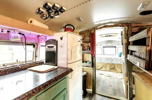 cocina antigua con nevera antigua y fogones en Cozy Hot Tub “Love Bus” near Augusta, Kentucky, en Brooksville