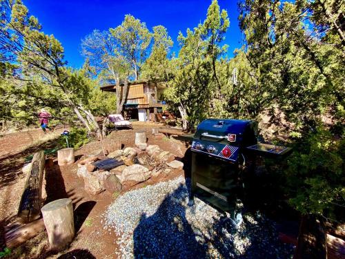 Zahrada ubytování Rustic Tree House Rental with a Fire Pit in Bernalillo County, New Mexico