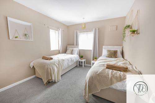 Peasenhallにある4BR House-Sizewell-Aldeburgh-Southwoldの白い壁の小さな部屋のベッド2台