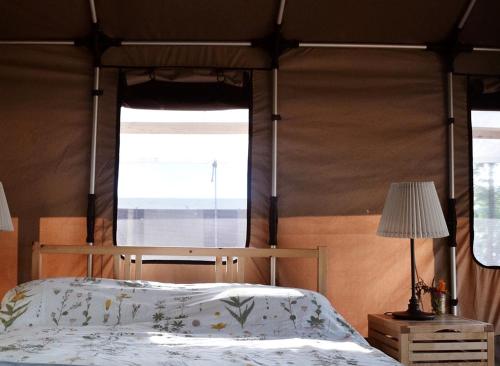 Ένα ή περισσότερα κρεβάτια σε δωμάτιο στο Amazing West Virginia Glamping Retreat for Groups on the Potomac River