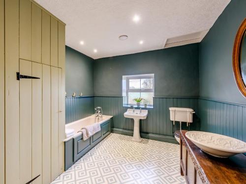 Ένα μπάνιο στο 7 bed property in Cockermouth 77660