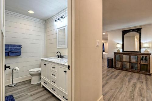 Vannituba majutusasutuses Serene Cottage with Remodeled Interior and Gorgeous Pastures Views in Georgia