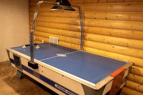 Kemudahan pingpong di Romantic A-frame Cabin Ideal for Two in Ohio atau berdekatan