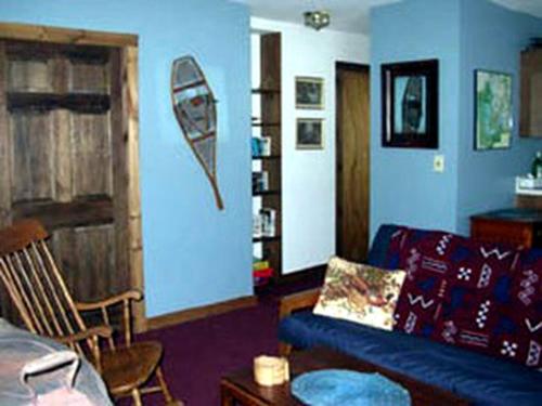Posezení v ubytování Rustic Cabin Getaway Overlooking a Stunning Golf Course in Saranac Lake, New York