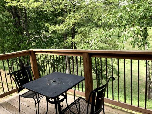 Balkoni atau teres di Peaceful Cabin Getaway Overlooking a Winery in Weston, West Virginia