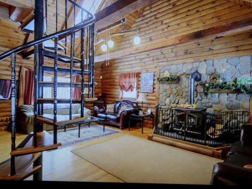 Χώρος καθιστικού στο Log Cabin with a Hot Tub in Ellicottville, For Magical Glamping Escapes in New York