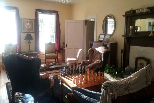 Posezení v ubytování Cozy Pet-Friendly Bed and Breakfast for a Getaway in Townsend, Georgia