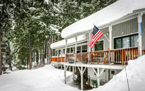 Large Cabin Rental with Mountain Views Overlooking Lake Wenatchee, Washington semasa musim sejuk