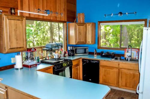 Dapur atau dapur kecil di Large Cabin Rental with Mountain Views Overlooking Lake Wenatchee, Washington