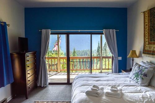 Katil atau katil-katil dalam bilik di Large Cabin Rental with Mountain Views Overlooking Lake Wenatchee, Washington
