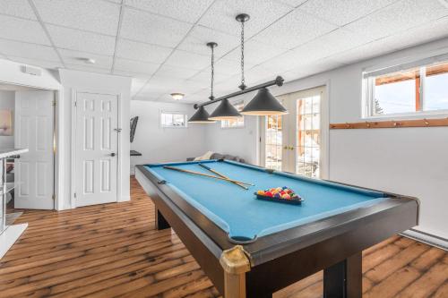 una mesa de billar en medio de una sala de estar en Spa Pool table Mountain view - Martine-54, en Petite-Rivière-Saint-François