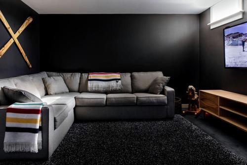 ein Wohnzimmer mit Sofa und Fernseher in der Unterkunft Gorgeous Green Mountain Retreat for a Family Vacation in Vermont in Mount Holly