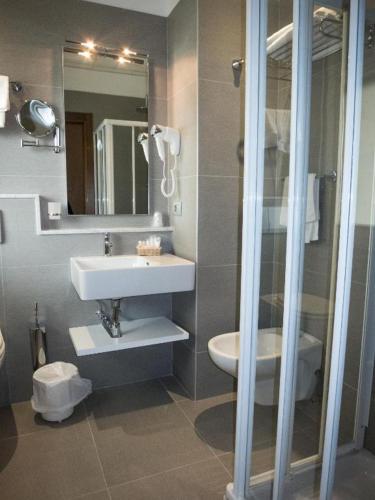 Uma casa de banho em Yes Hotel Touring & SPA
