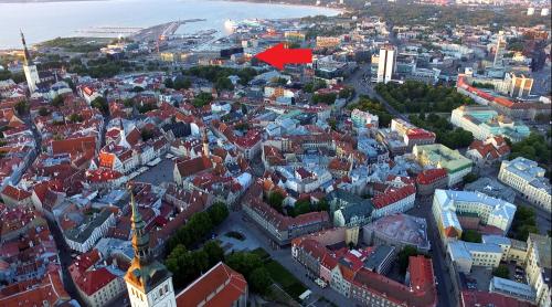 una vista aérea de una ciudad con una flecha roja en Roseni City Apartment en Tallin