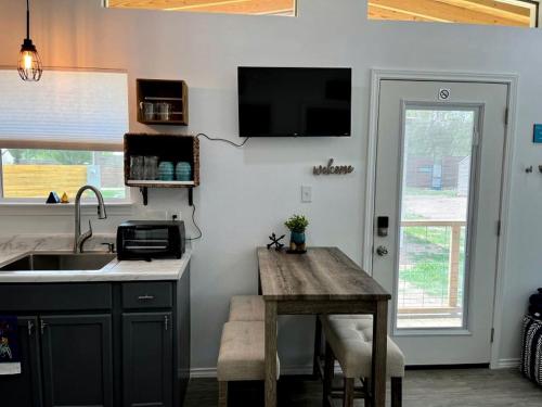 Kuchyň nebo kuchyňský kout v ubytování Guadalupe River Glamping, Ideal for a New Braunfels Getaway