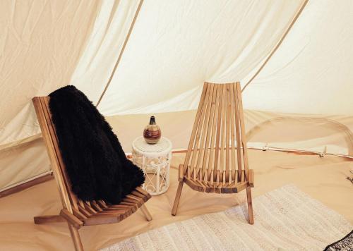 Ένα ή περισσότερα κρεβάτια σε δωμάτιο στο Romantic Bell Tent with Spectacular Countryside Views in Montana