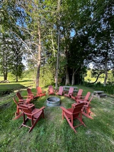 Ein Garten an der Unterkunft Chic Wooden Cabin with Hot-Tub, Ping-Pong Table and Fire Pit in Stanton, Kentucky