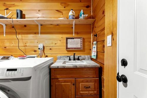 Galeriebild der Unterkunft Chic Wooden Cabin with Hot-Tub, Ping-Pong Table and Fire Pit in Stanton, Kentucky in Stanton