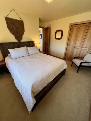Katil atau katil-katil dalam bilik di Elegant Vacation Home with Aspen Grove & Mountain Views near Ennis Lake in McAllister, Montana