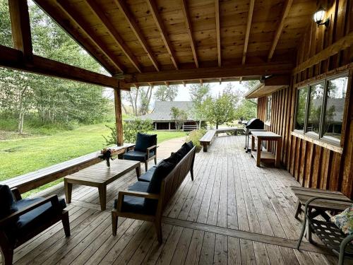Ruang duduk di Elegant Vacation Home with Aspen Grove & Mountain Views near Ennis Lake in McAllister, Montana