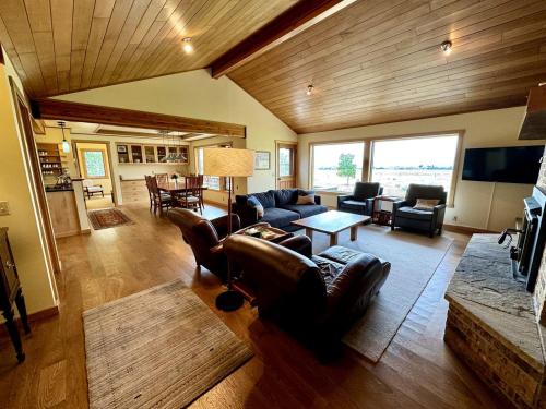 Ruang duduk di Elegant Vacation Home with Aspen Grove & Mountain Views near Ennis Lake in McAllister, Montana