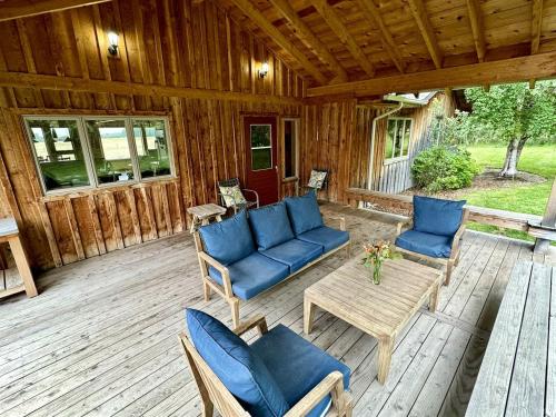 Taman di luar Elegant Vacation Home with Aspen Grove & Mountain Views near Ennis Lake in McAllister, Montana