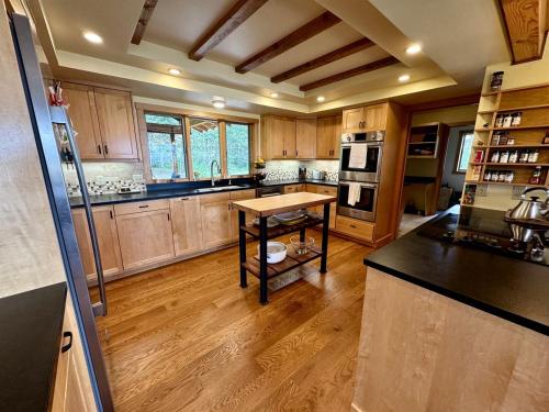 Dapur atau dapur kecil di Elegant Vacation Home with Aspen Grove & Mountain Views near Ennis Lake in McAllister, Montana