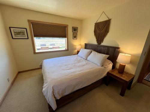 Katil atau katil-katil dalam bilik di Elegant Vacation Home with Aspen Grove & Mountain Views near Ennis Lake in McAllister, Montana