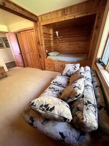 Katil atau katil-katil dalam bilik di Elegant Vacation Home with Aspen Grove & Mountain Views near Ennis Lake in McAllister, Montana