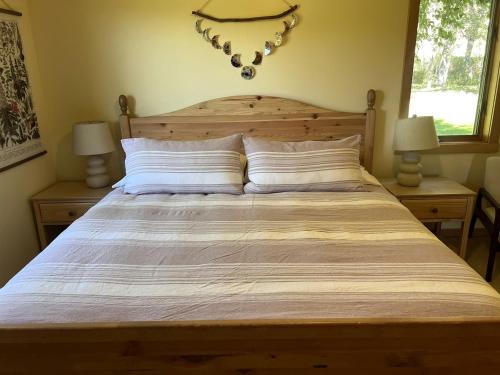 Katil atau katil-katil dalam bilik di Elegant Vacation Home with Aspen Grove & Mountain Views near Ennis Lake in McAllister, Montana