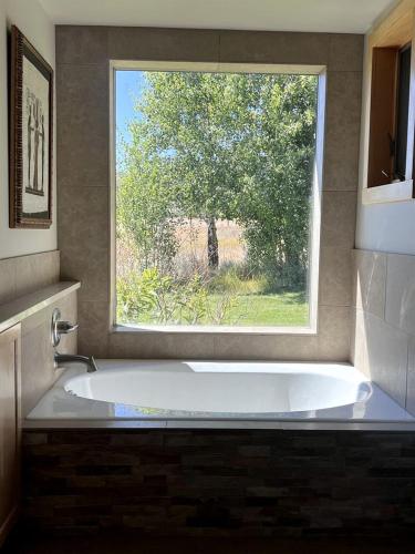 Gambar di galeri bagi Elegant Vacation Home with Aspen Grove & Mountain Views near Ennis Lake in McAllister, Montana di Ennis