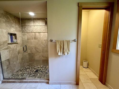 Bilik mandi di Elegant Vacation Home with Aspen Grove & Mountain Views near Ennis Lake in McAllister, Montana