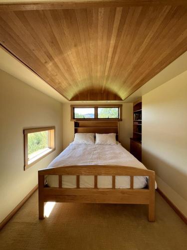 Katil atau katil-katil dalam bilik di Elegant Vacation Home with Aspen Grove & Mountain Views near Ennis Lake in McAllister, Montana