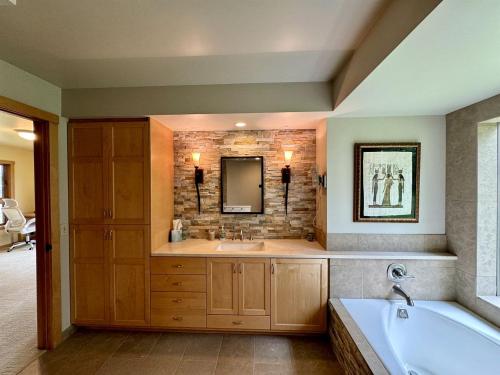 Bilik mandi di Elegant Vacation Home with Aspen Grove & Mountain Views near Ennis Lake in McAllister, Montana