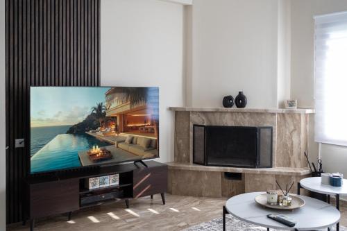TrílofosにあるVilla Tuscany 8 away from Veriaの大型薄型テレビのあるリビングルーム