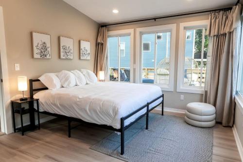 Postel nebo postele na pokoji v ubytování Stunning Modern Lakehouse with Private Boat Dock in Norwood, North Carolina