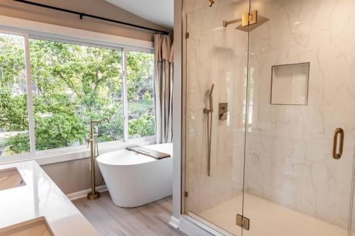 Koupelna v ubytování Stunning Modern Lakehouse with Private Boat Dock in Norwood, North Carolina