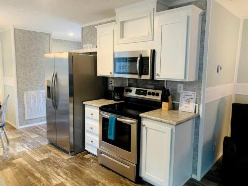 O bucătărie sau chicinetă la Gorgeous Cottage Close to Fantastic Hiking Trails in Dunnellon, Florida